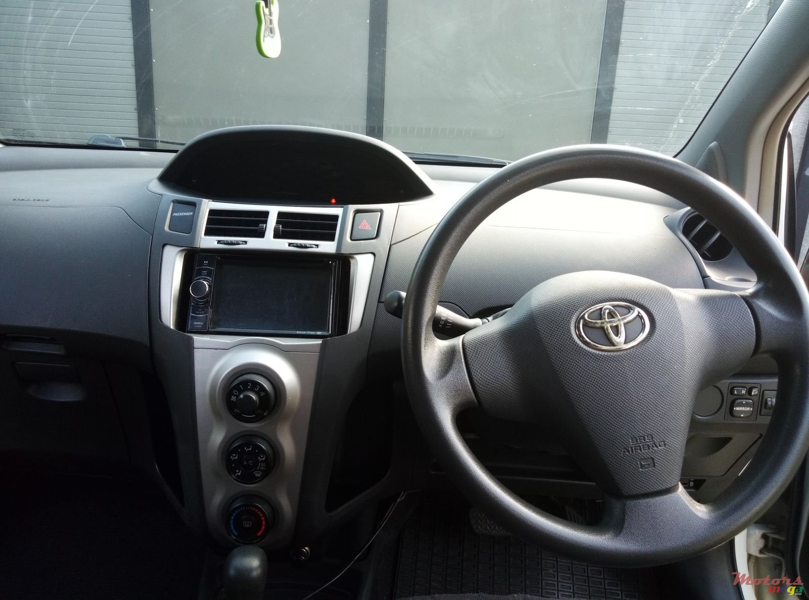 2010' Toyota Vitz photo #3