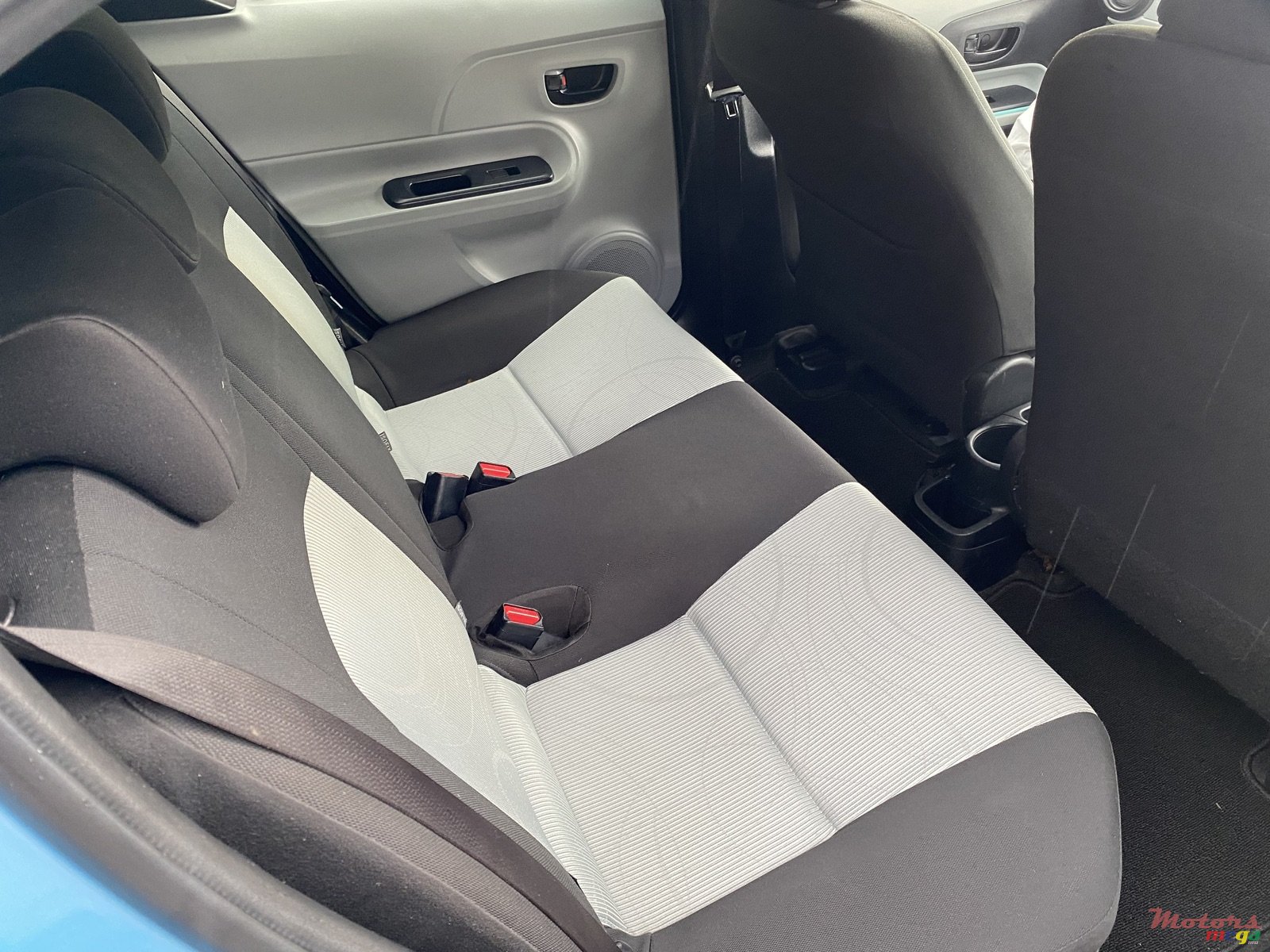 2012' Toyota Aqua Hybrid photo #5