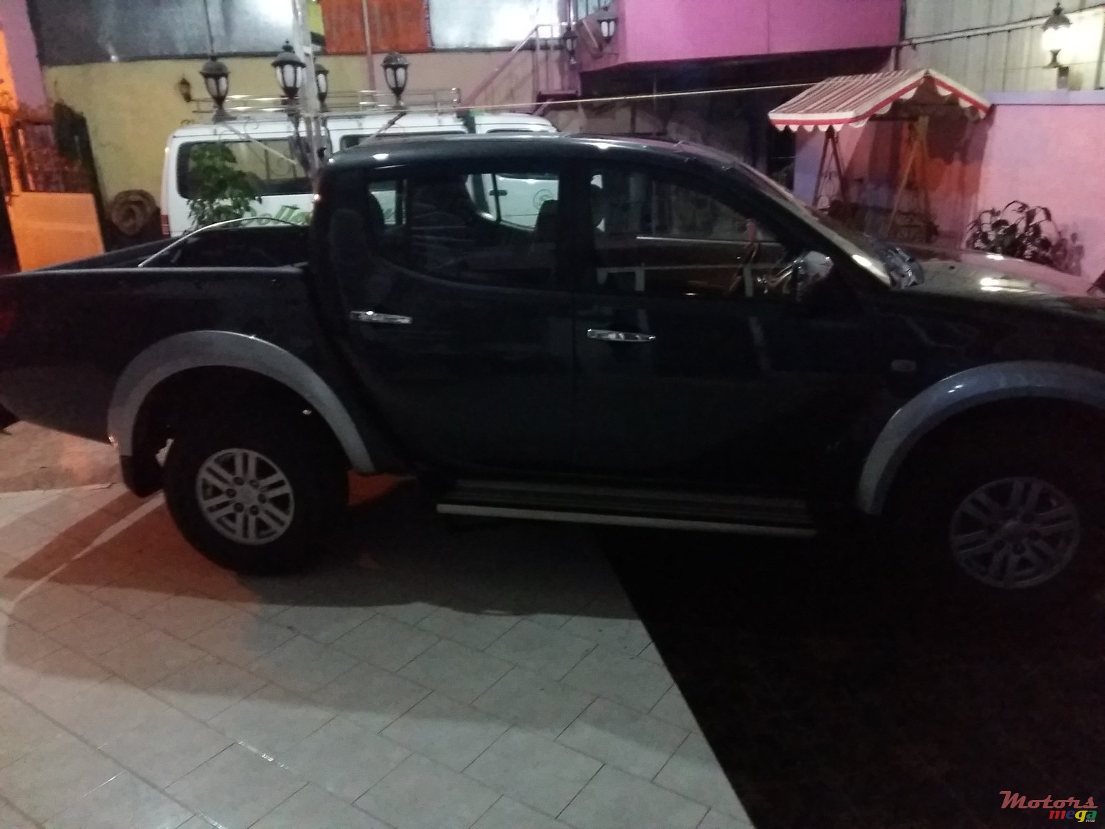 2011' Mitsubishi photo #1