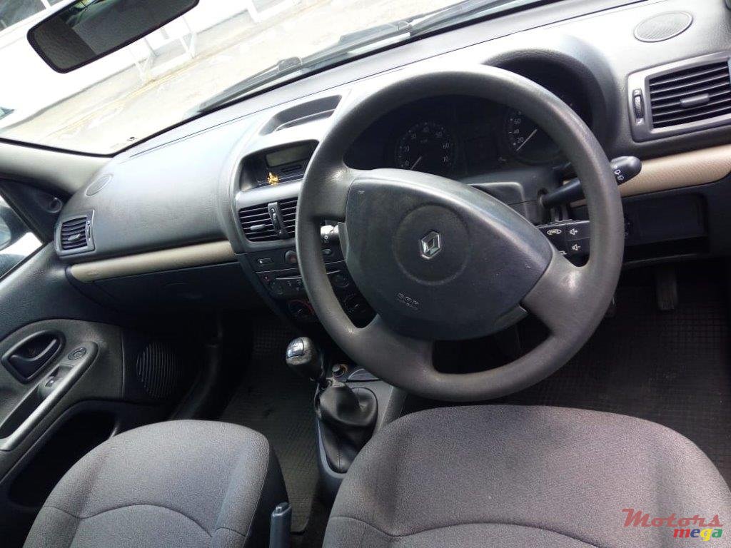 2005' Renault Clio photo #2