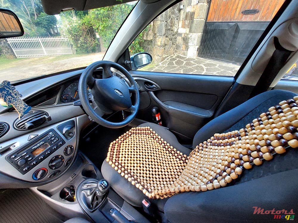 2004' Ford Focus photo #4