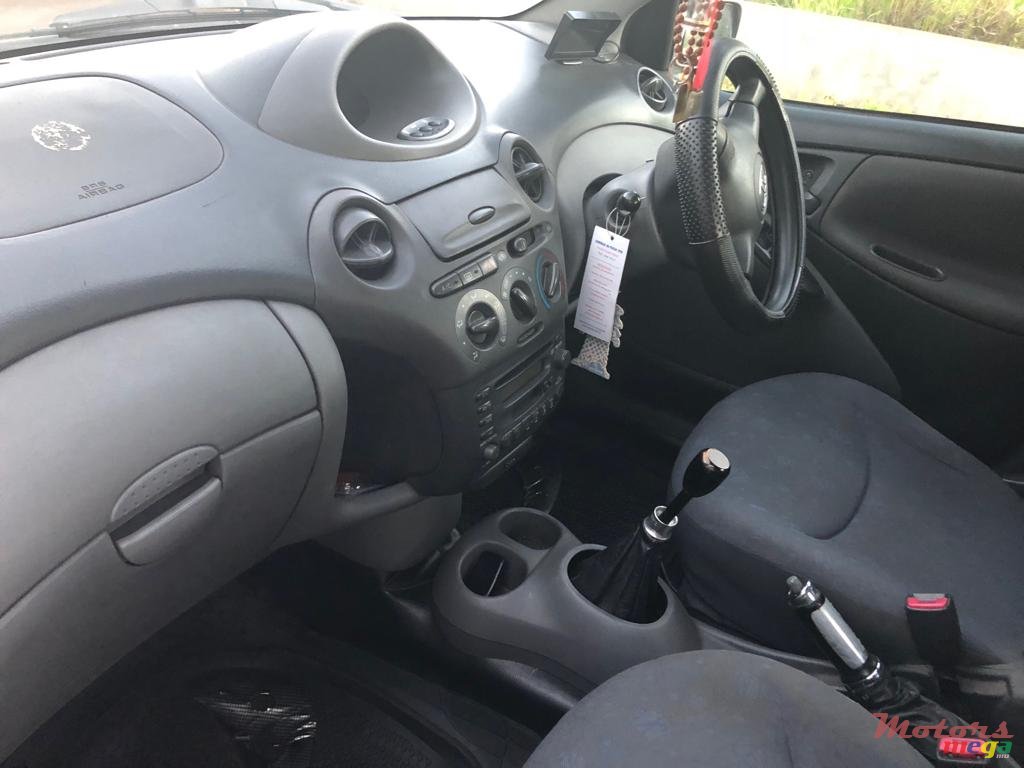 2001' Toyota Vitz photo #4