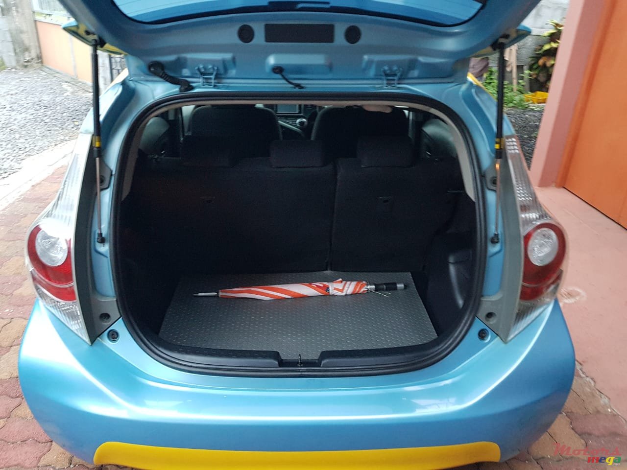 2012' Toyota Aqua photo #3