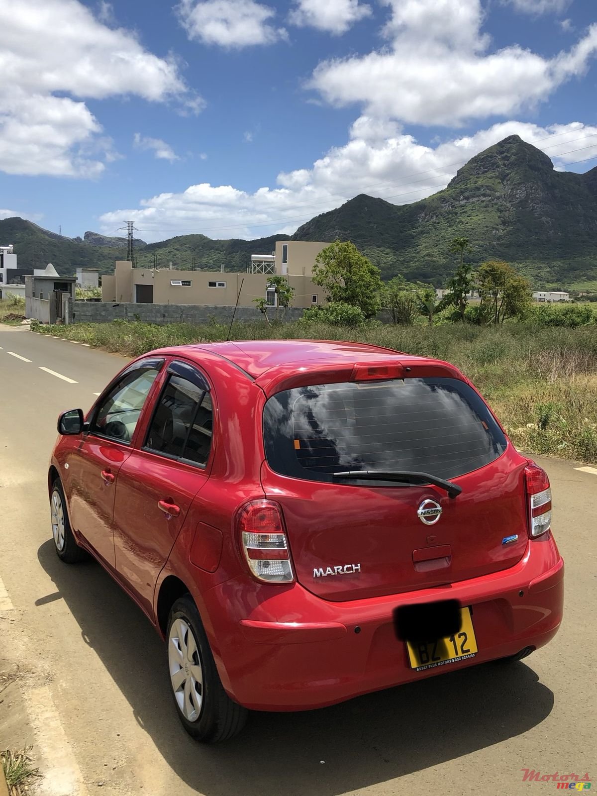 2012' Nissan photo #2