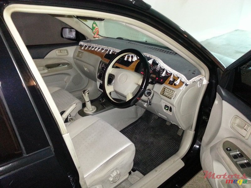 2004' Mitsubishi photo #3