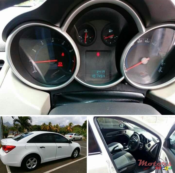 2011' Chevrolet Cruze photo #1