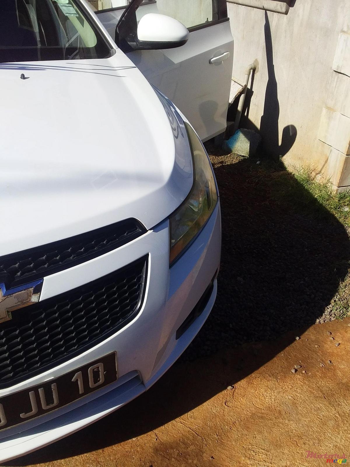 2010' Chevrolet Cruze photo #2