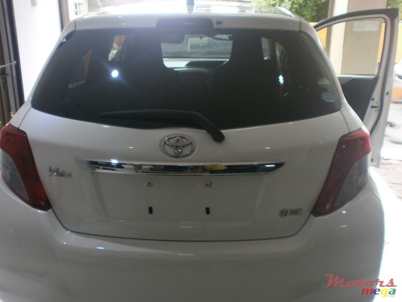 2012' Toyota Vitz photo #2