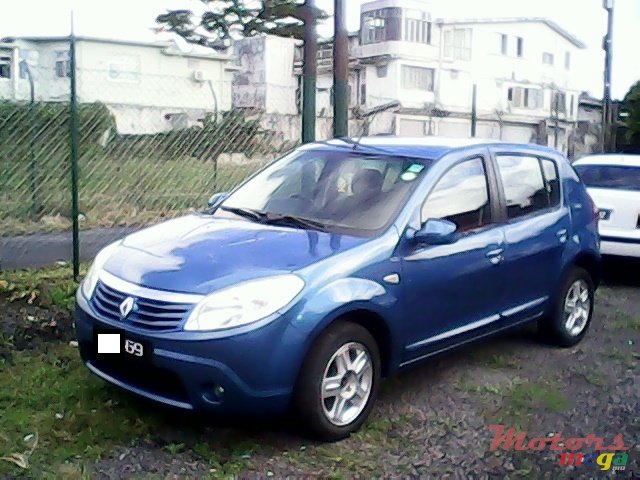 2010' Renault Sandero photo #1