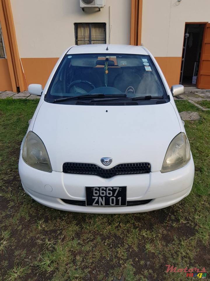 2001' Toyota Vitz photo #1