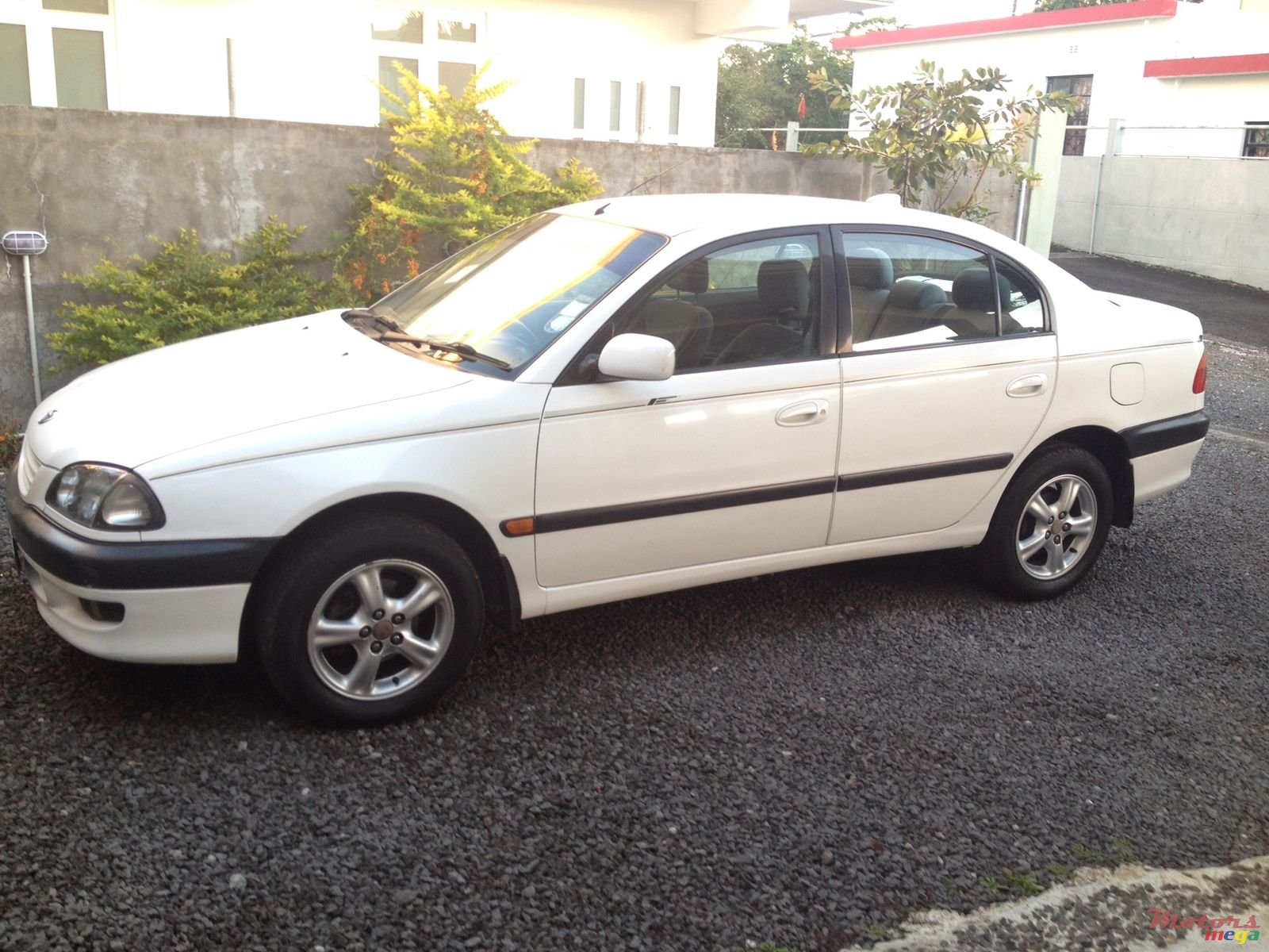 1999' Toyota Avensis photo #5