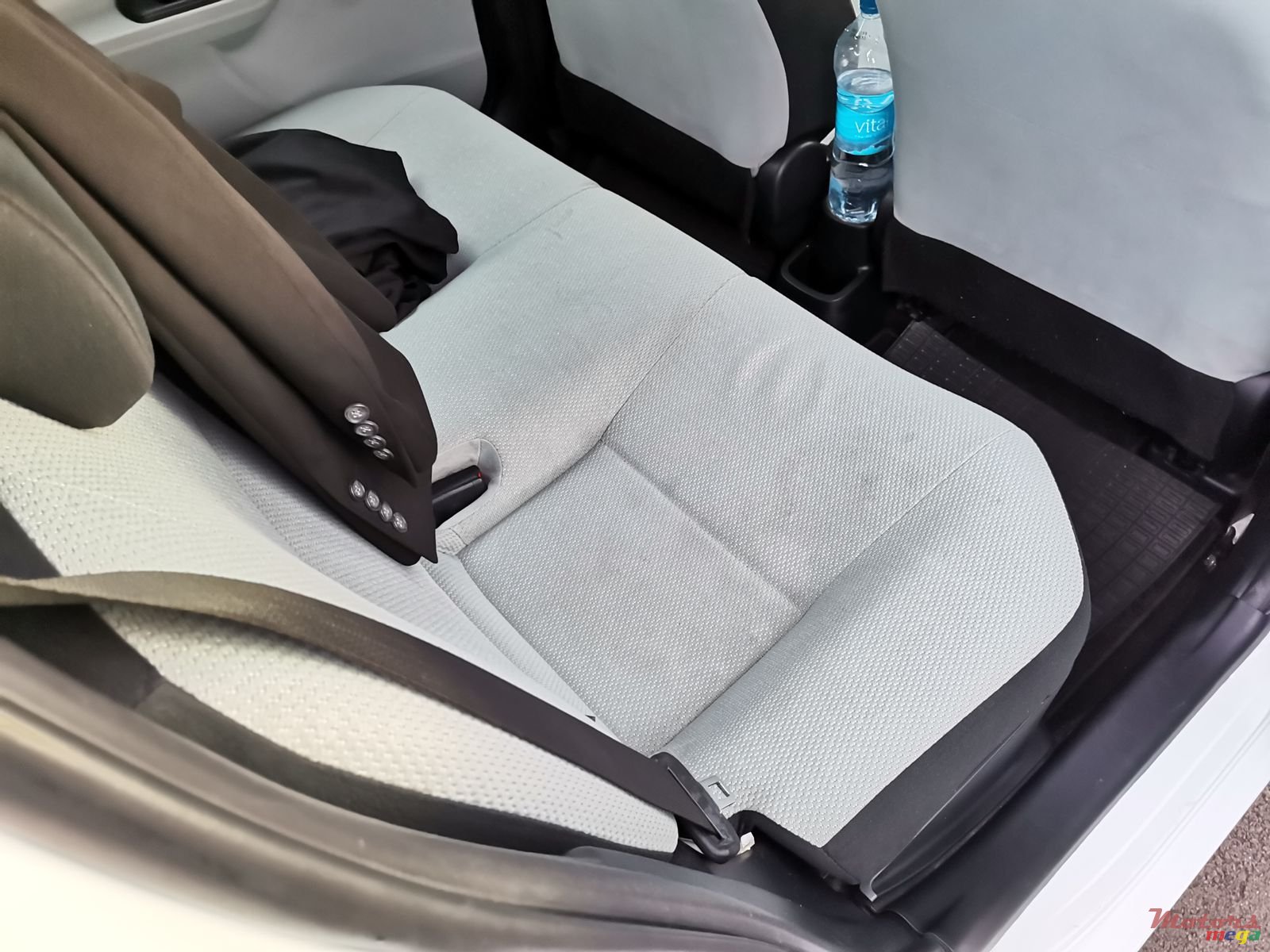 2013' Toyota Aqua photo #6