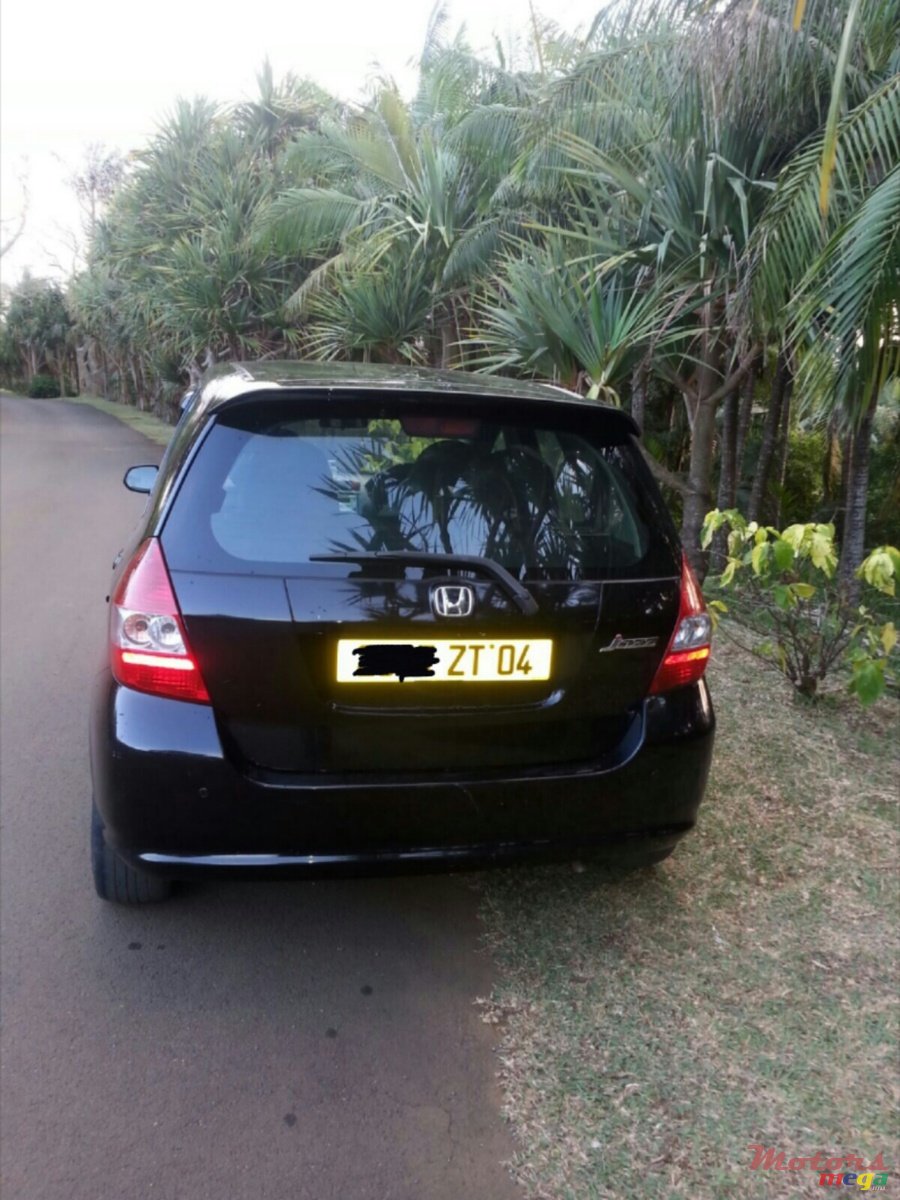 2004' Honda Jazz ladydriving photo #2