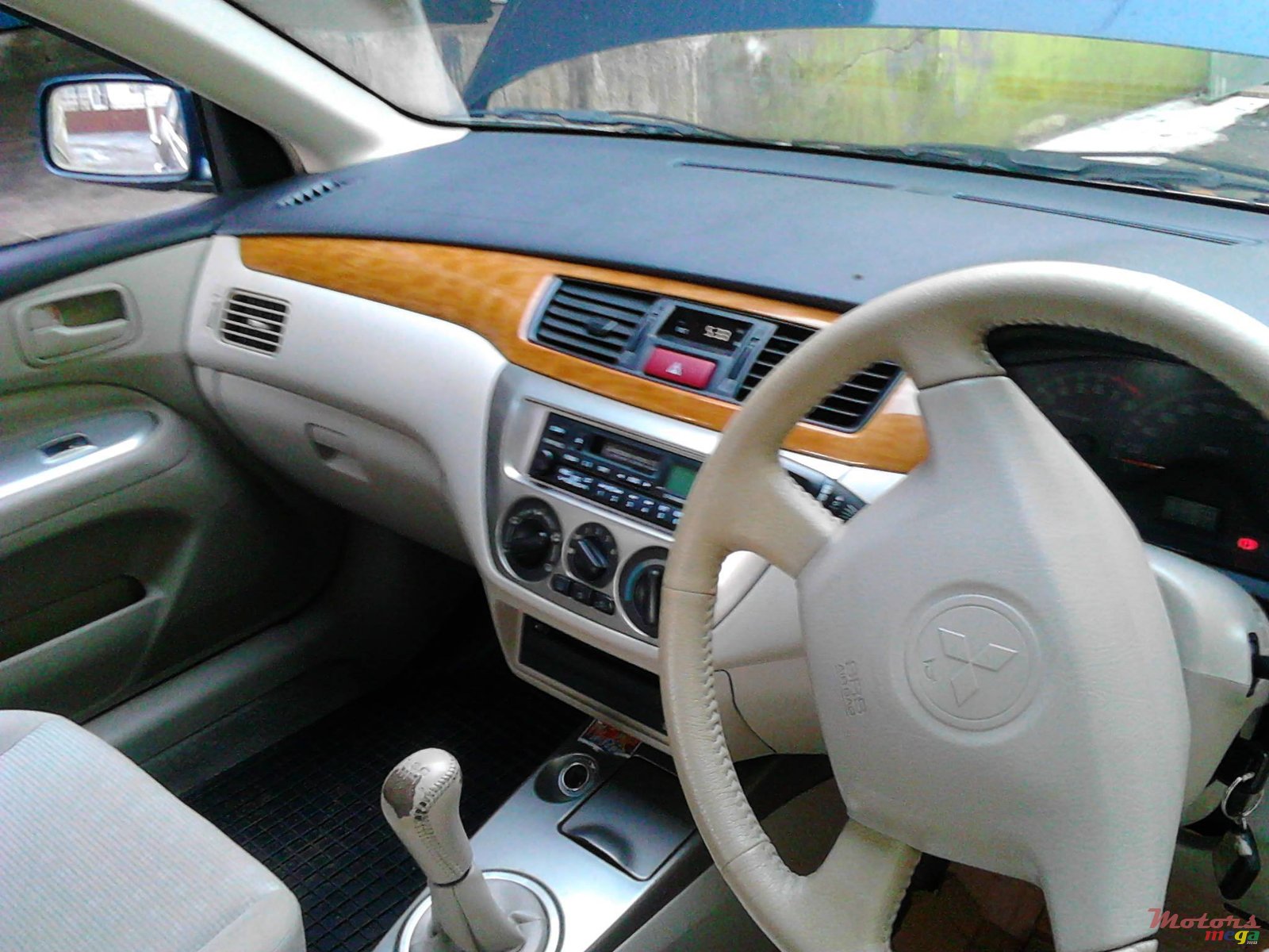 2004' Mitsubishi Lancer GLX photo #4