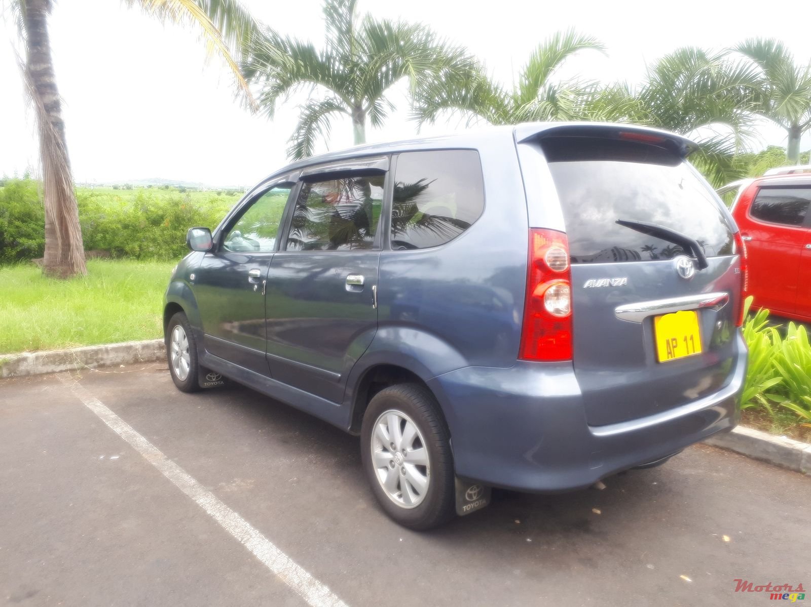 2011' Toyota Avanza photo #3