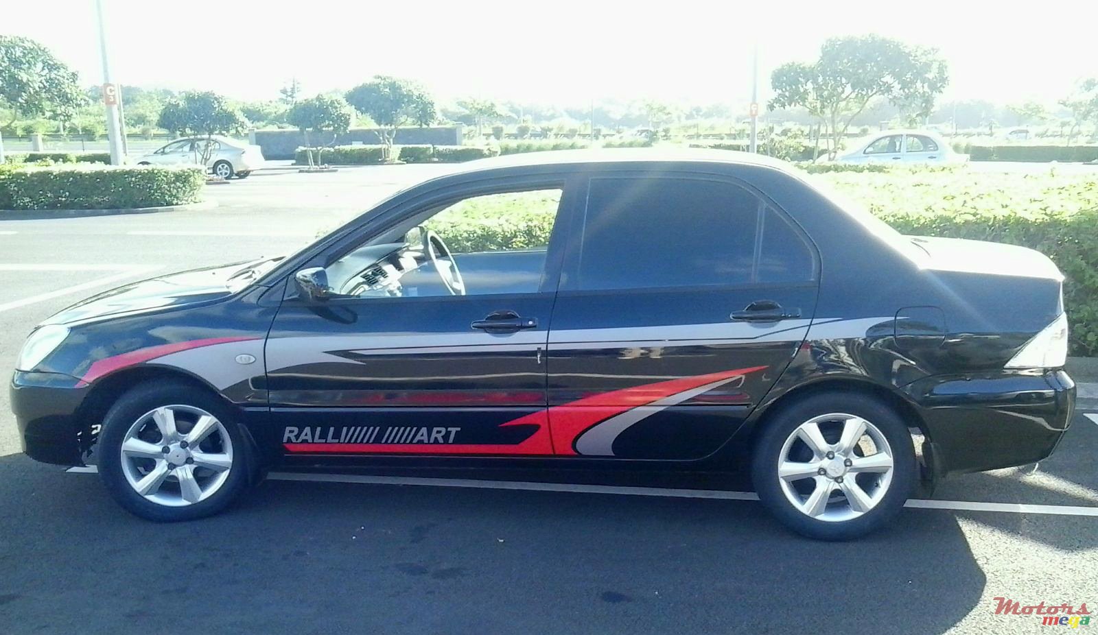 2004' Mitsubishi Lancer photo #3