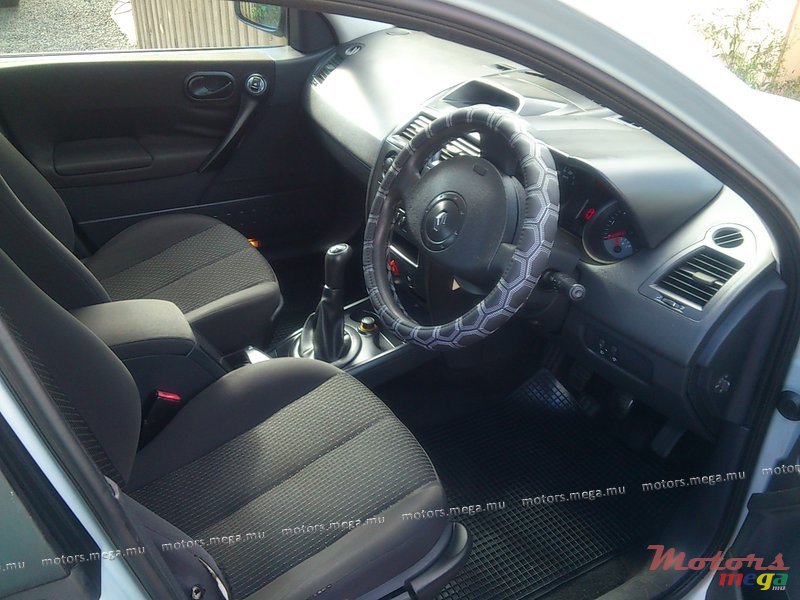 2004' Renault Megane photo #5