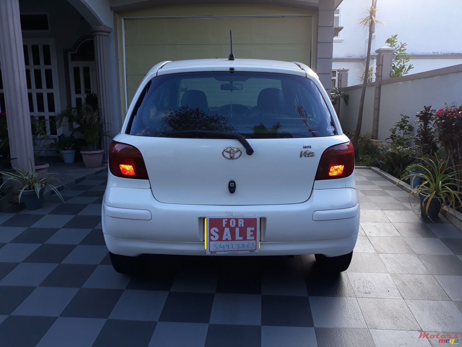 2004' Toyota Vitz photo #2