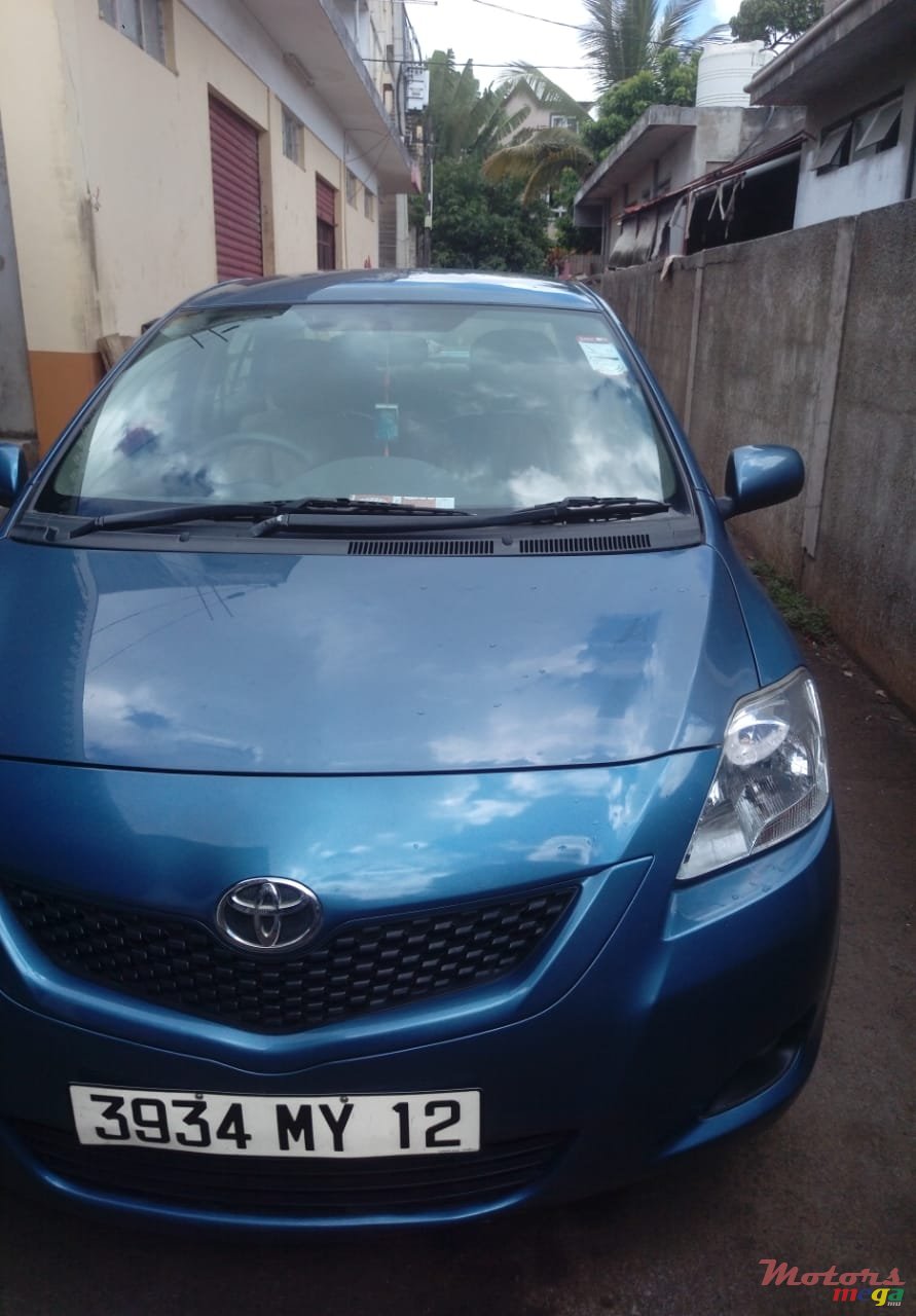 2012' Toyota Yaris photo #3