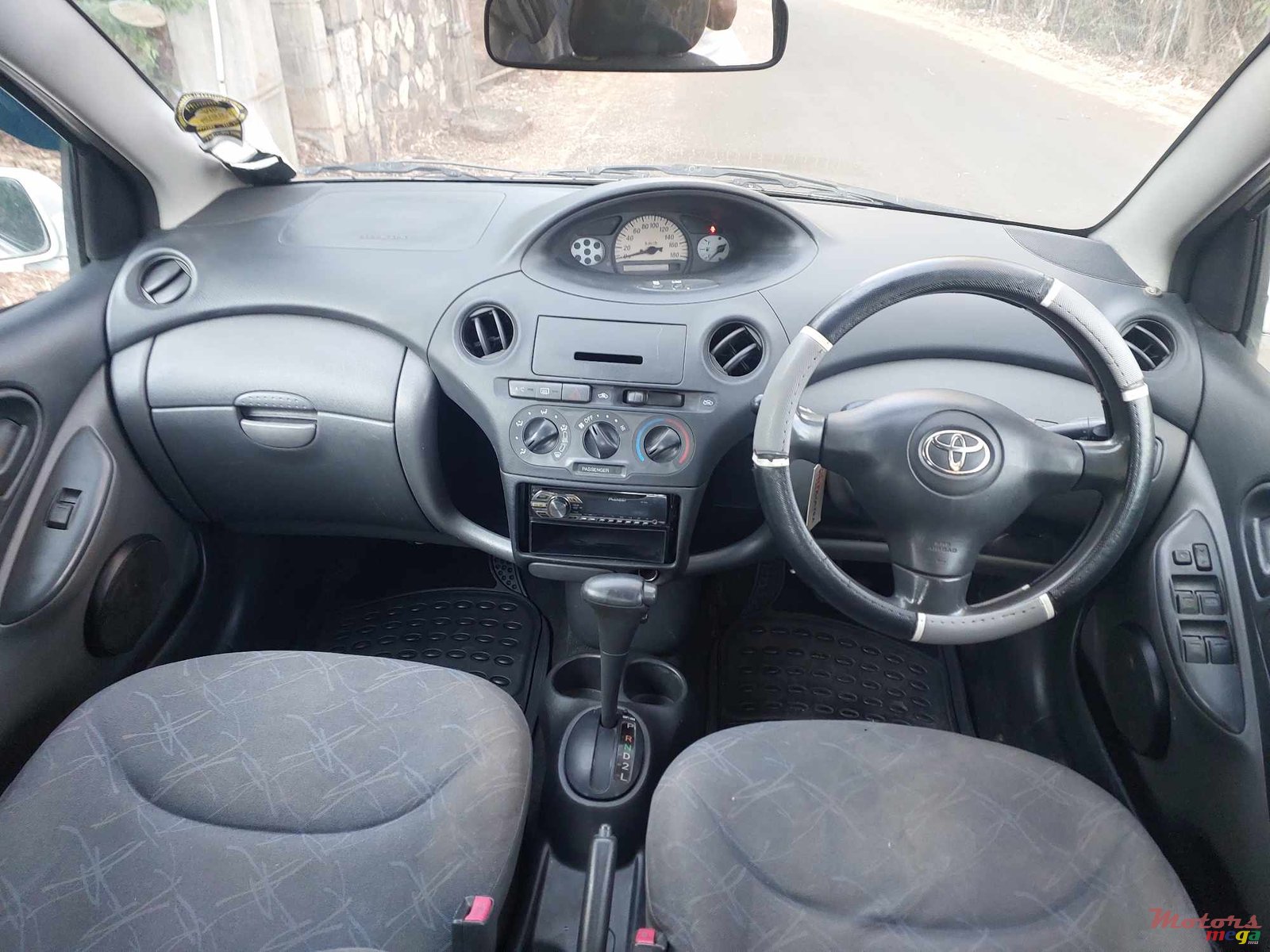 2003' Toyota Vitz SCP10 photo #5