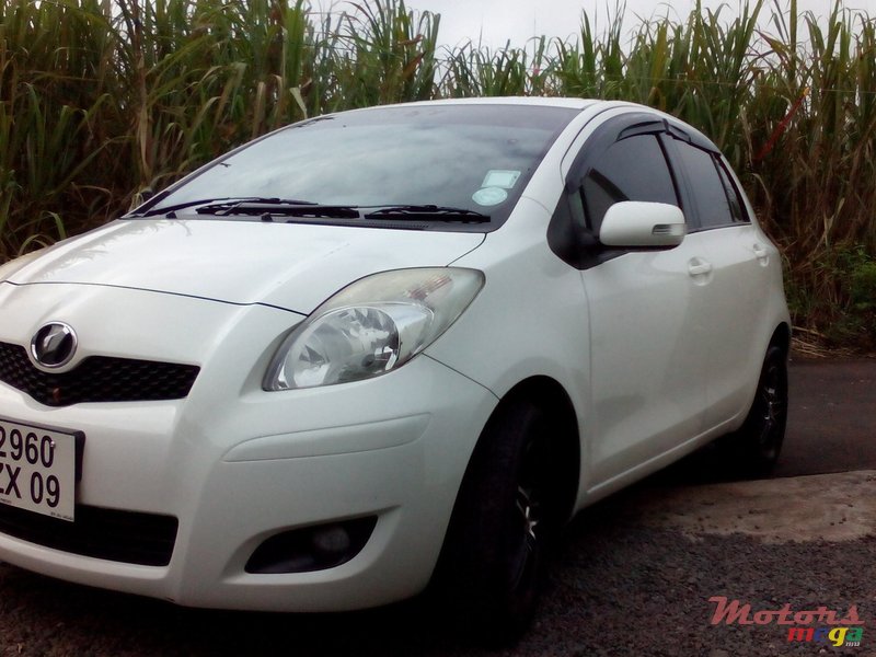 2009' Toyota Vitz photo #1