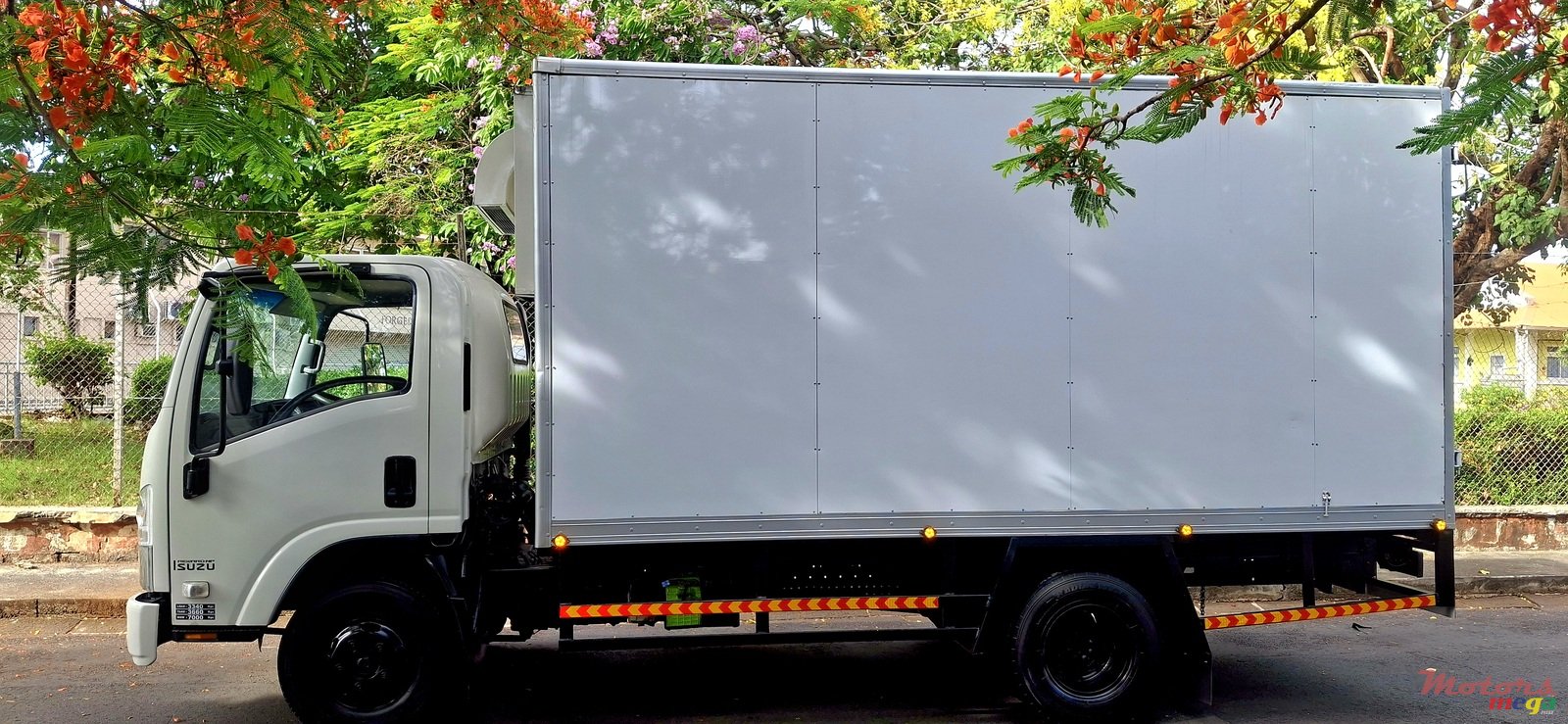 2016' Isuzu FRR photo #5