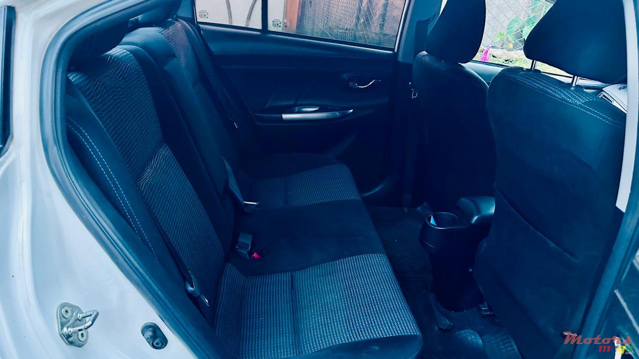 2017' Toyota Yaris photo #4