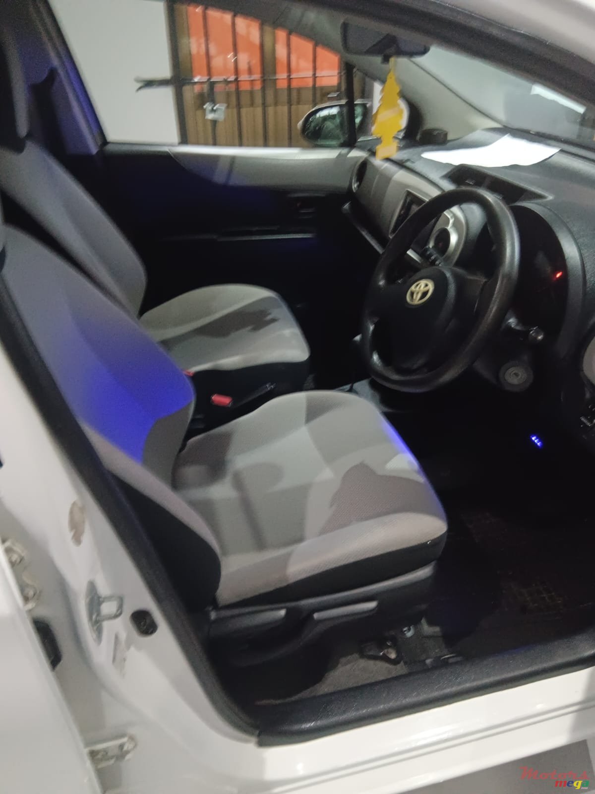 2011' Toyota Vitz photo #4