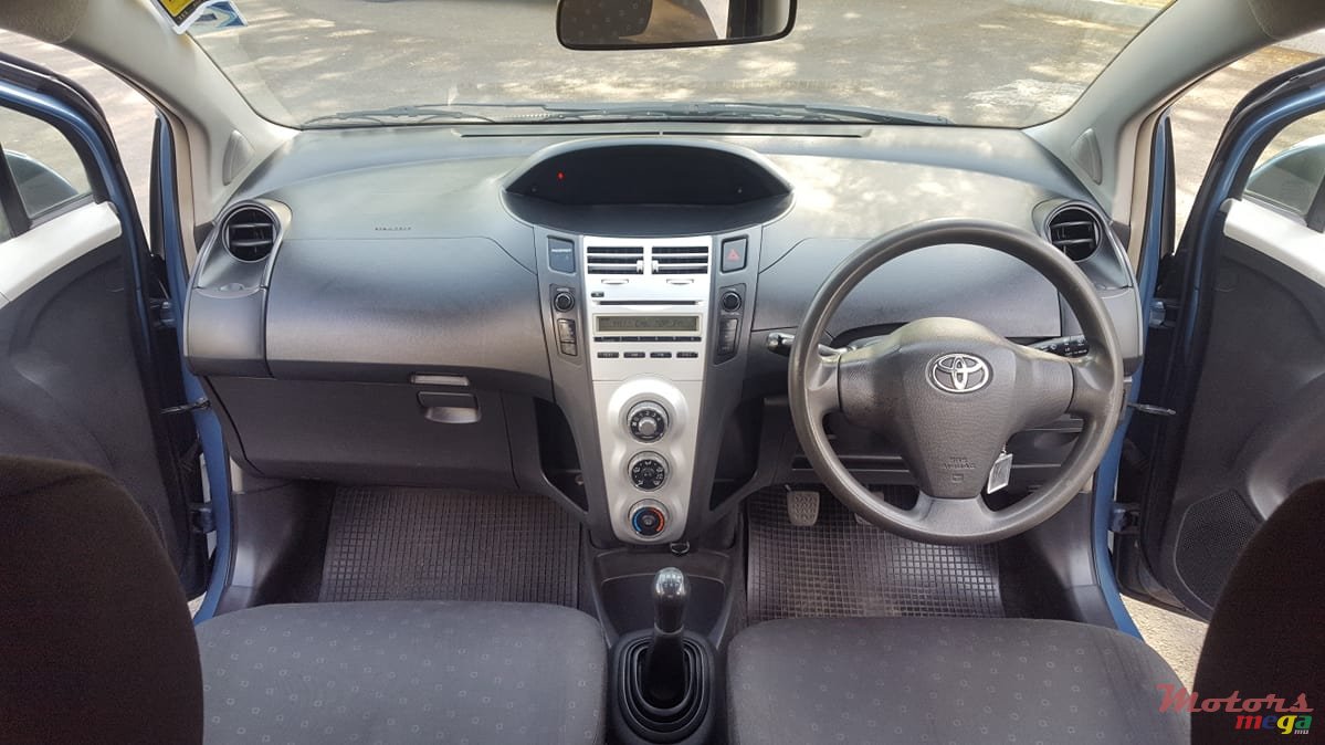 2008' Toyota Vitz photo #5