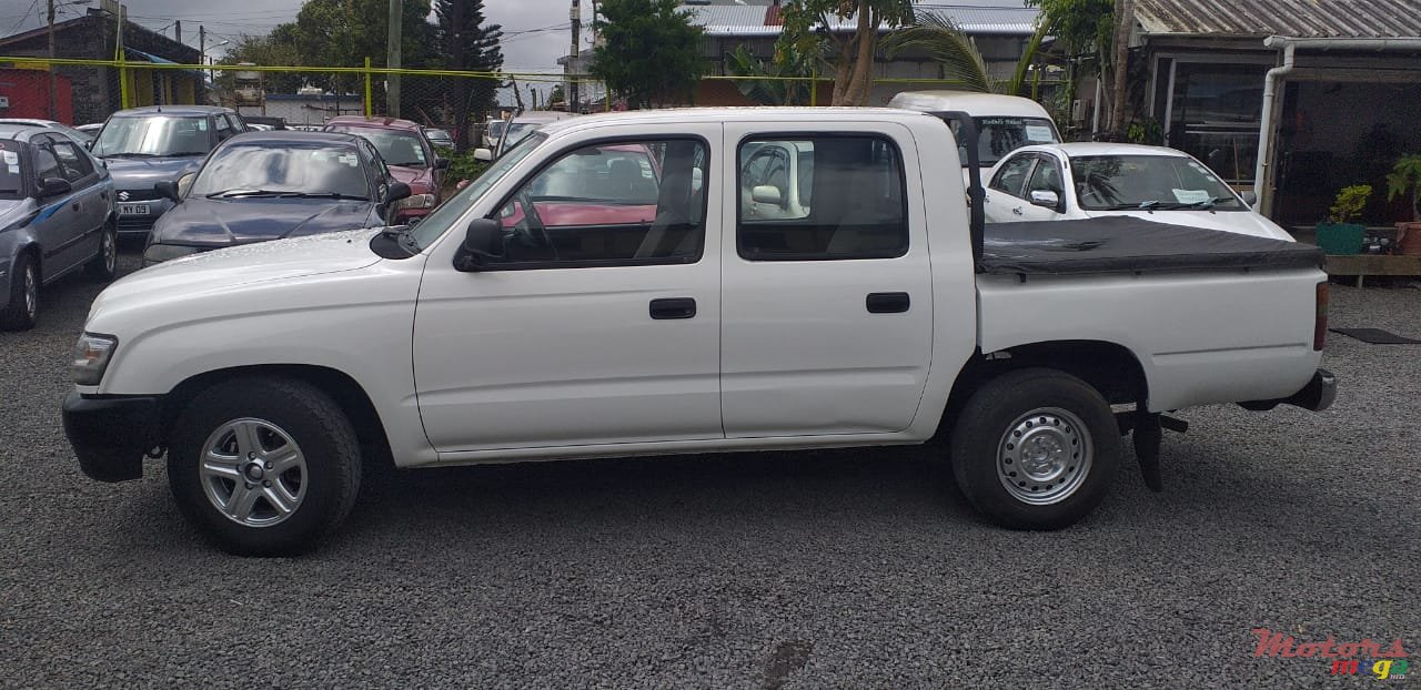 2004' Toyota Hilux photo #2