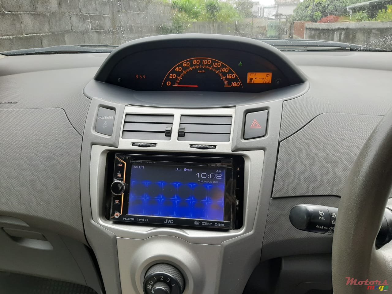 2008' Toyota Vitz photo #1