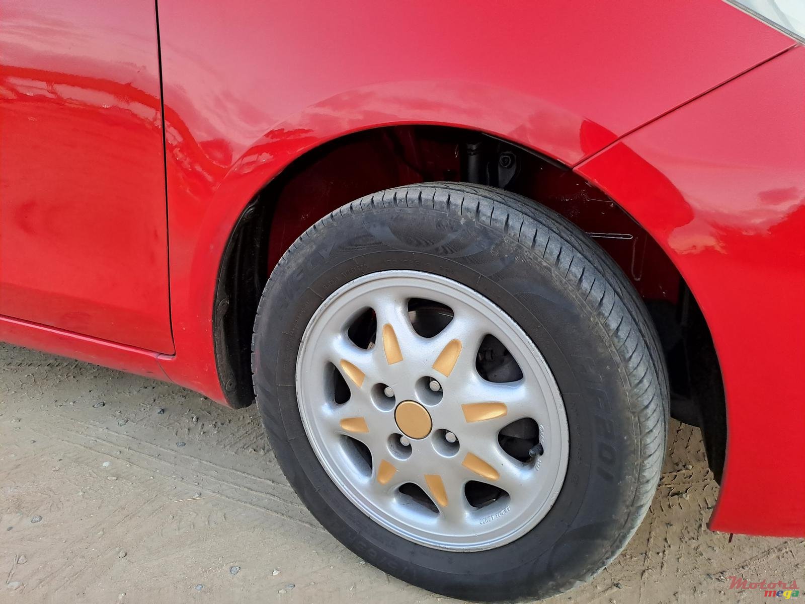 2008' Toyota Vitz photo #3