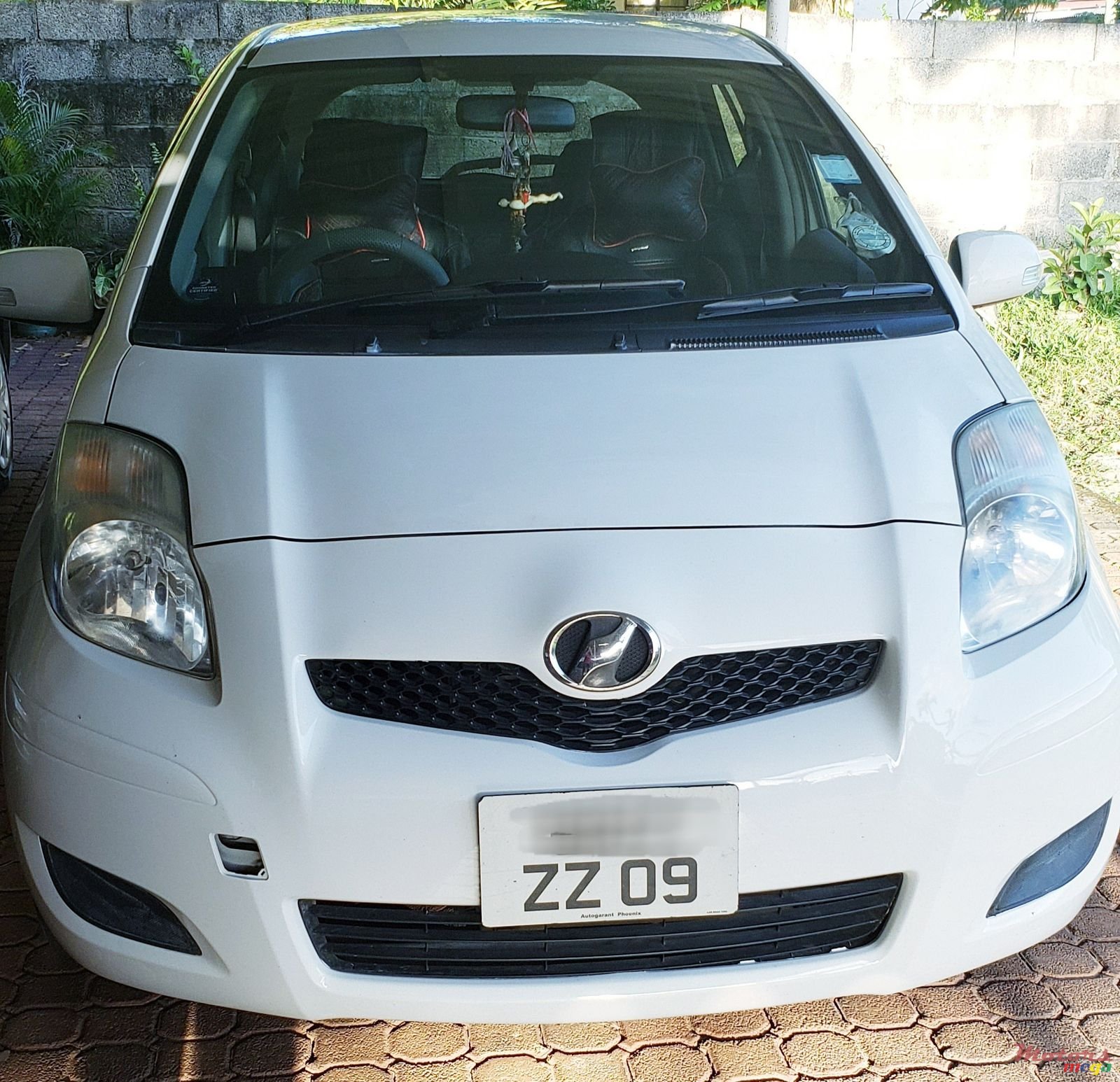 2009' Toyota Vitz photo #1