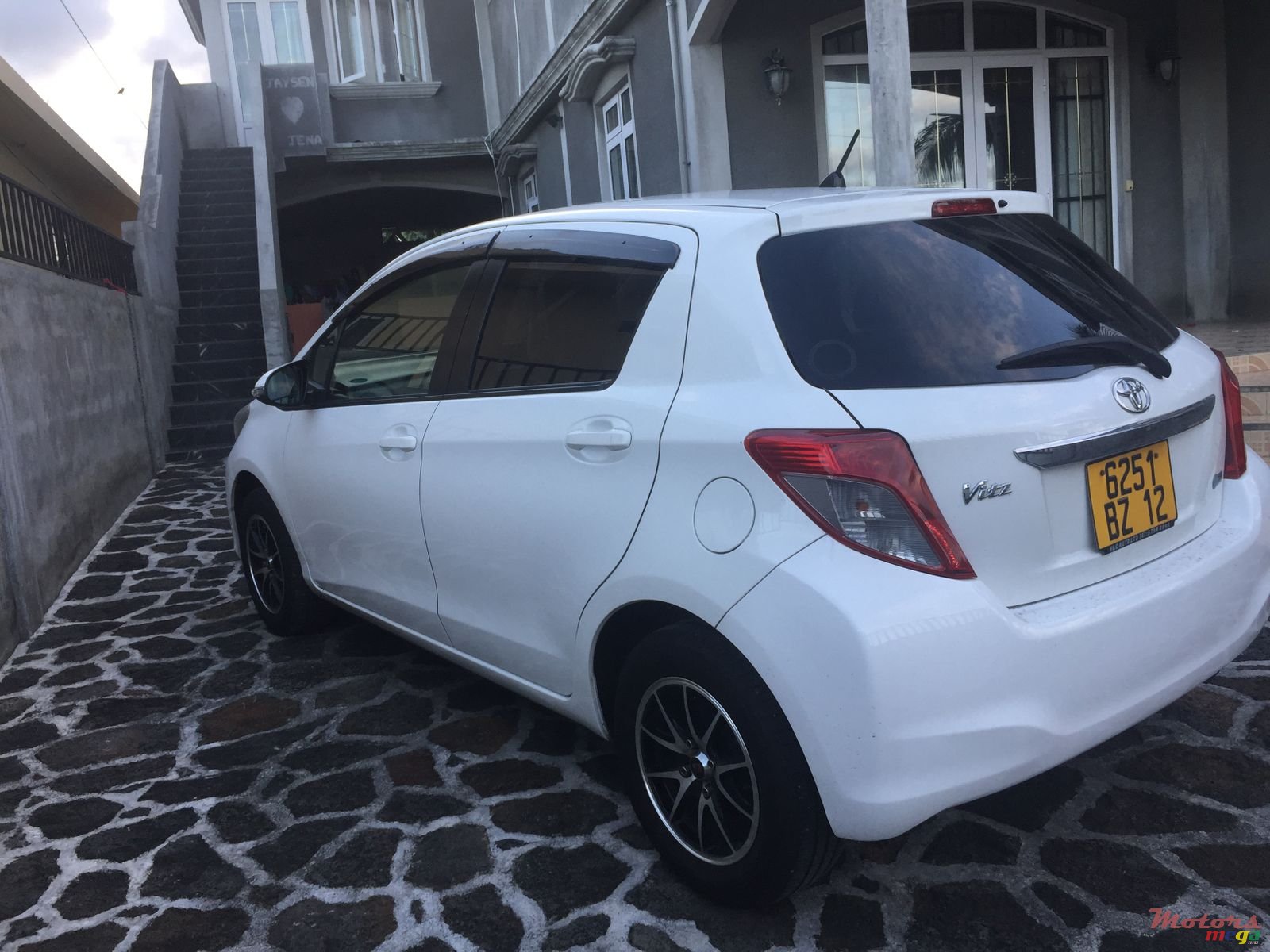 2012' Toyota Vitz photo #2