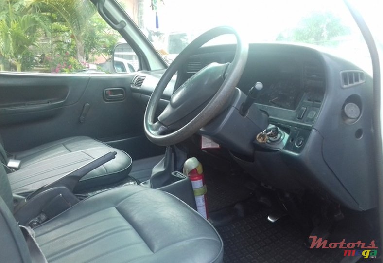 2003' Toyota HiAce photo #6