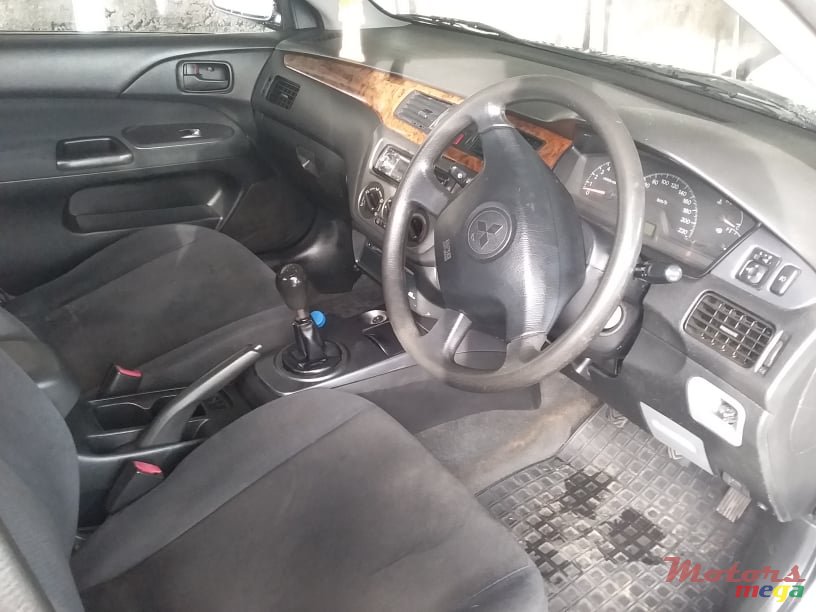 2005' Mitsubishi Lancer photo #5