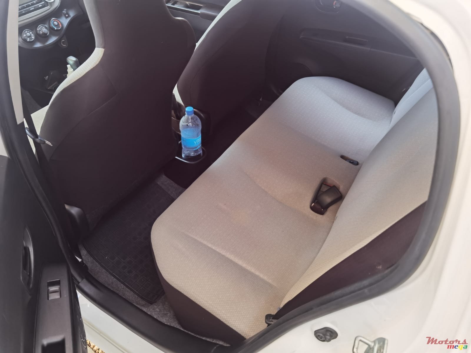 2012' Toyota Vitz photo #3