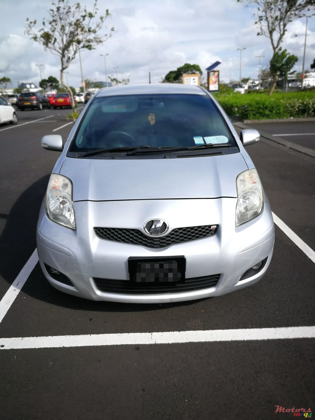 2008' Toyota Vitz photo #3