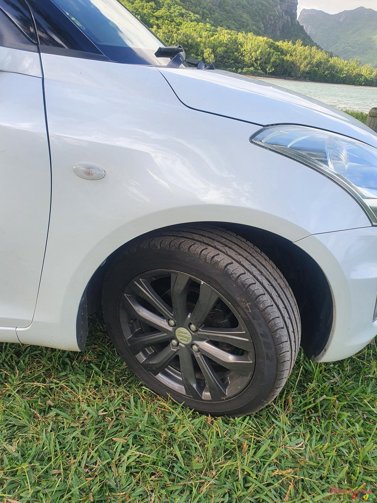 2015' Suzuki Swift photo #3