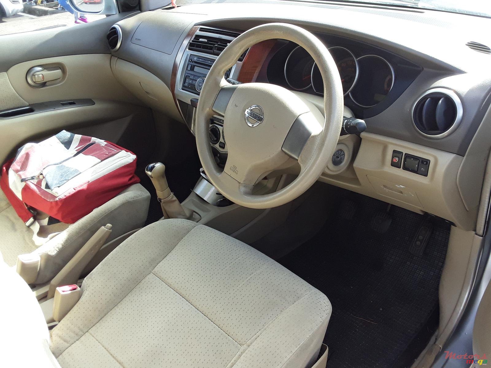 2011' Nissan Grand Livina photo #2