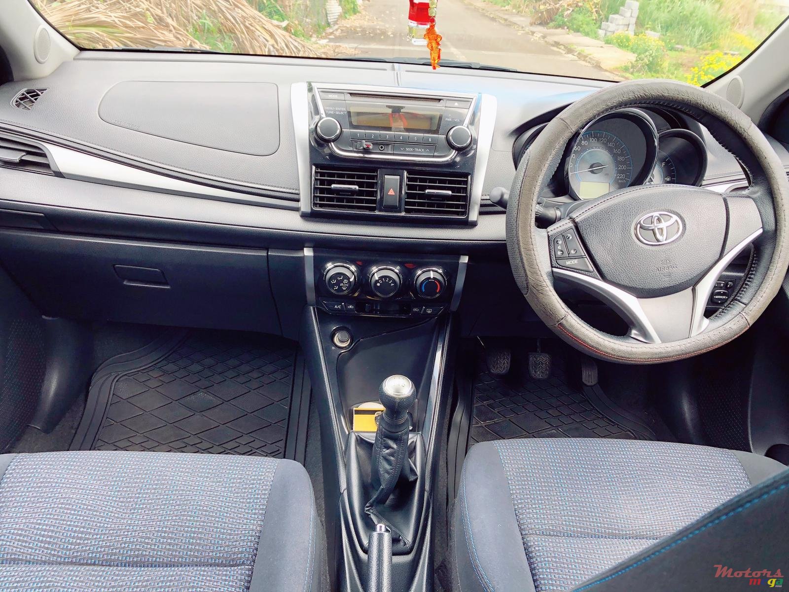 2014' Toyota Yaris photo #3