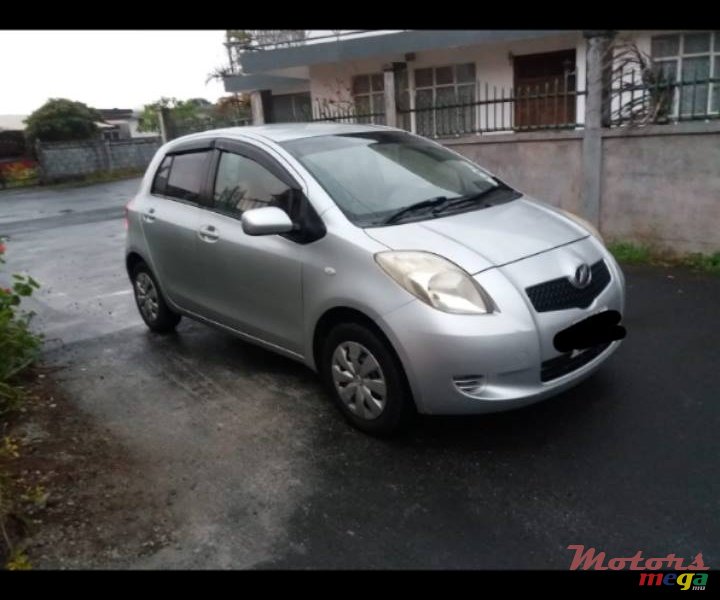 2005' Toyota Vitz photo #1