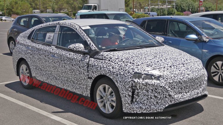 Hyundai Prius-fighting hybrid spied wearing new camo