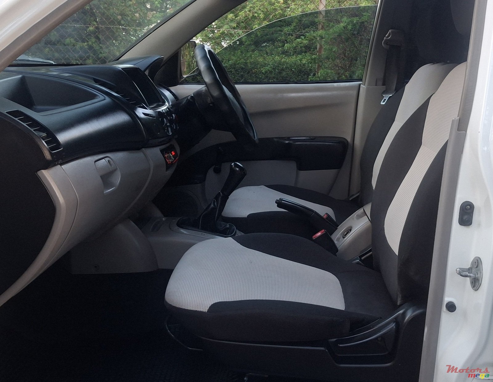 2011' Mitsubishi L200 photo #7