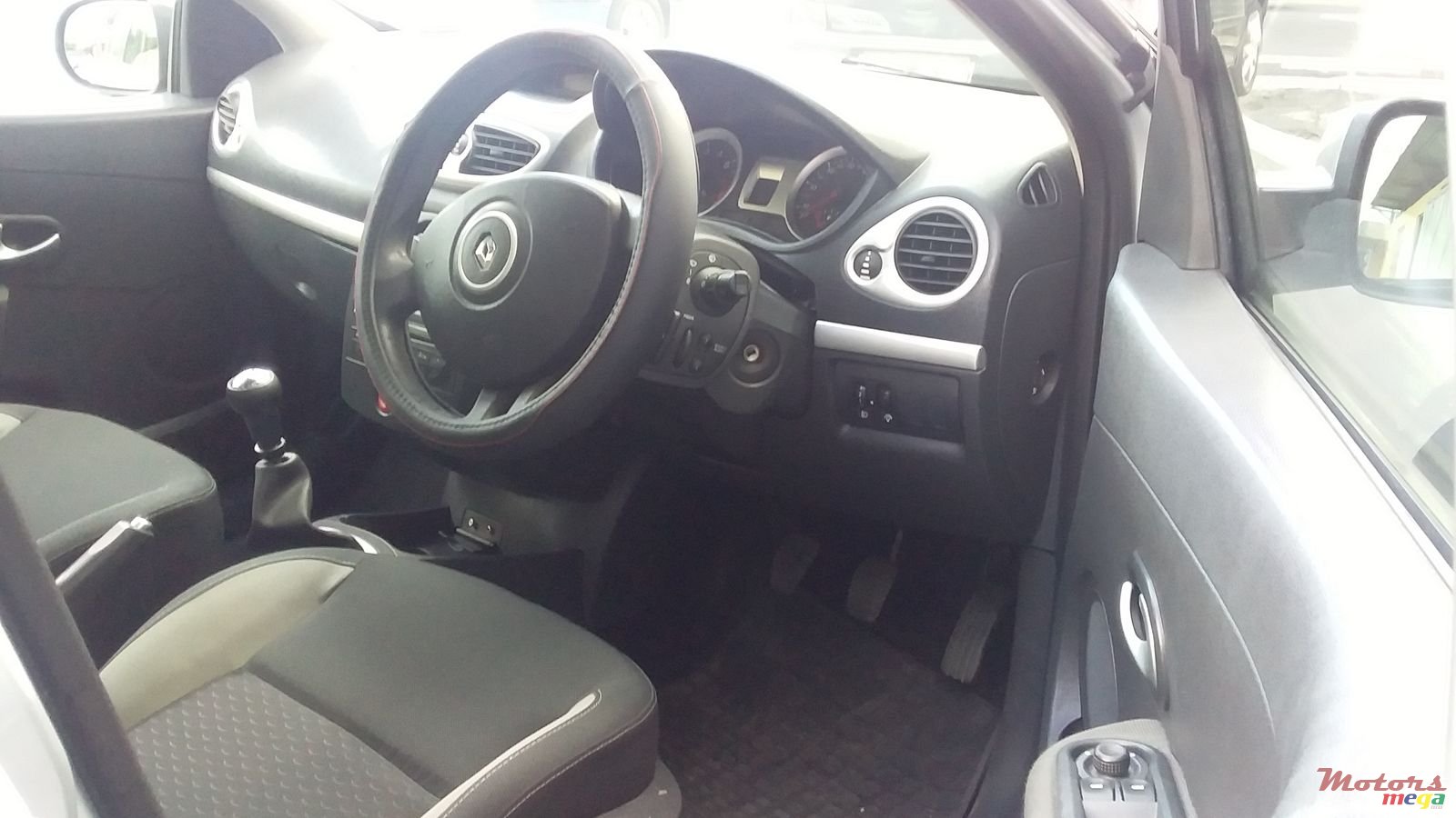 2011' Renault Clio photo #3