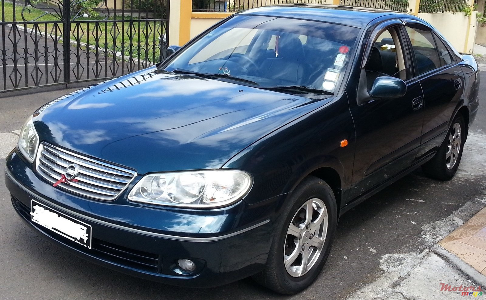2004' Nissan Sunny photo #1