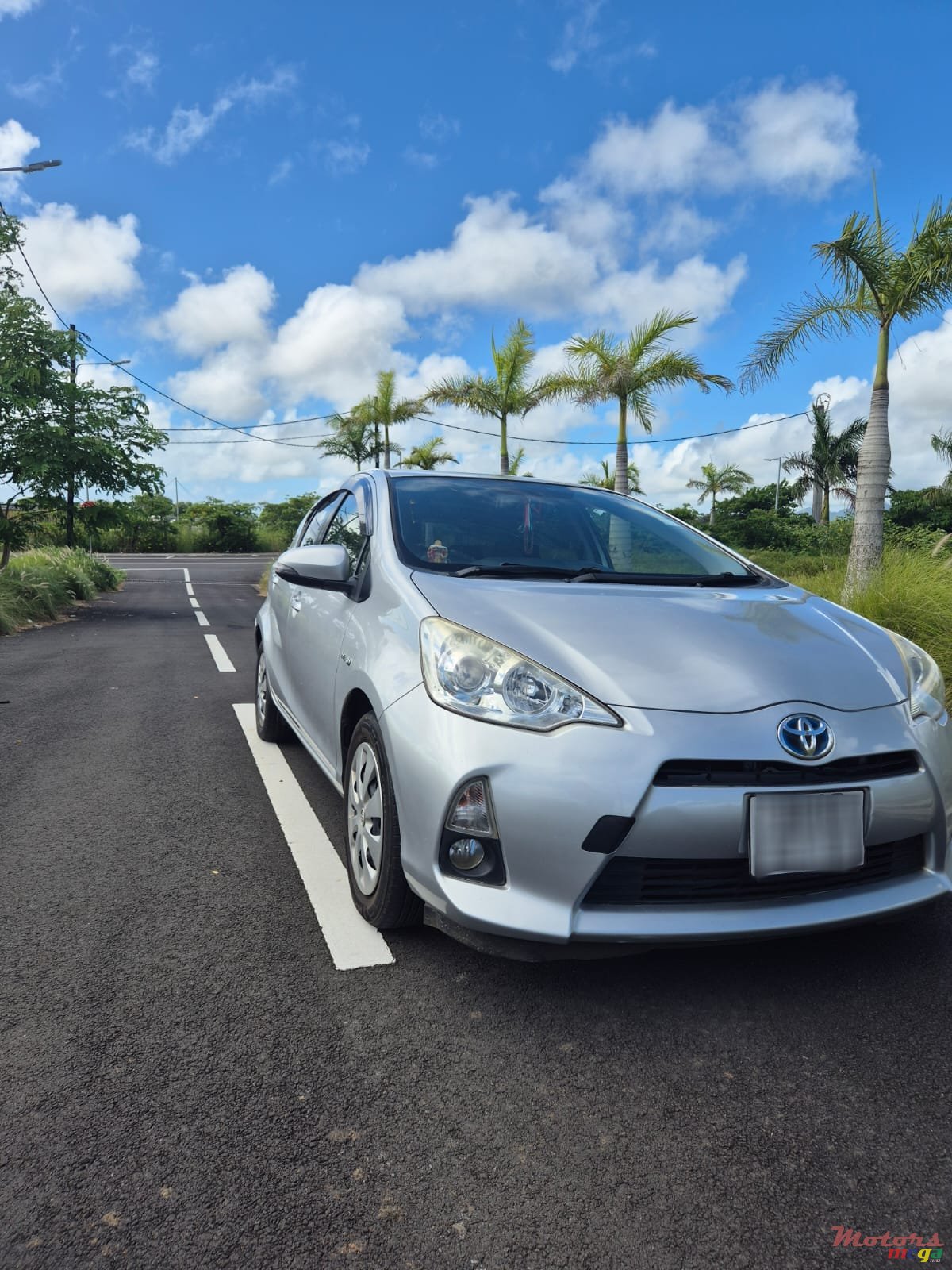 2013' Toyota Aqua photo #2