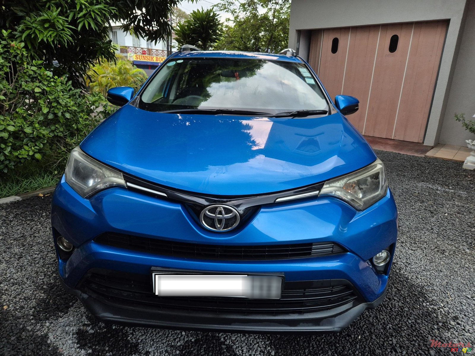 2016' Toyota RAV4 photo #2