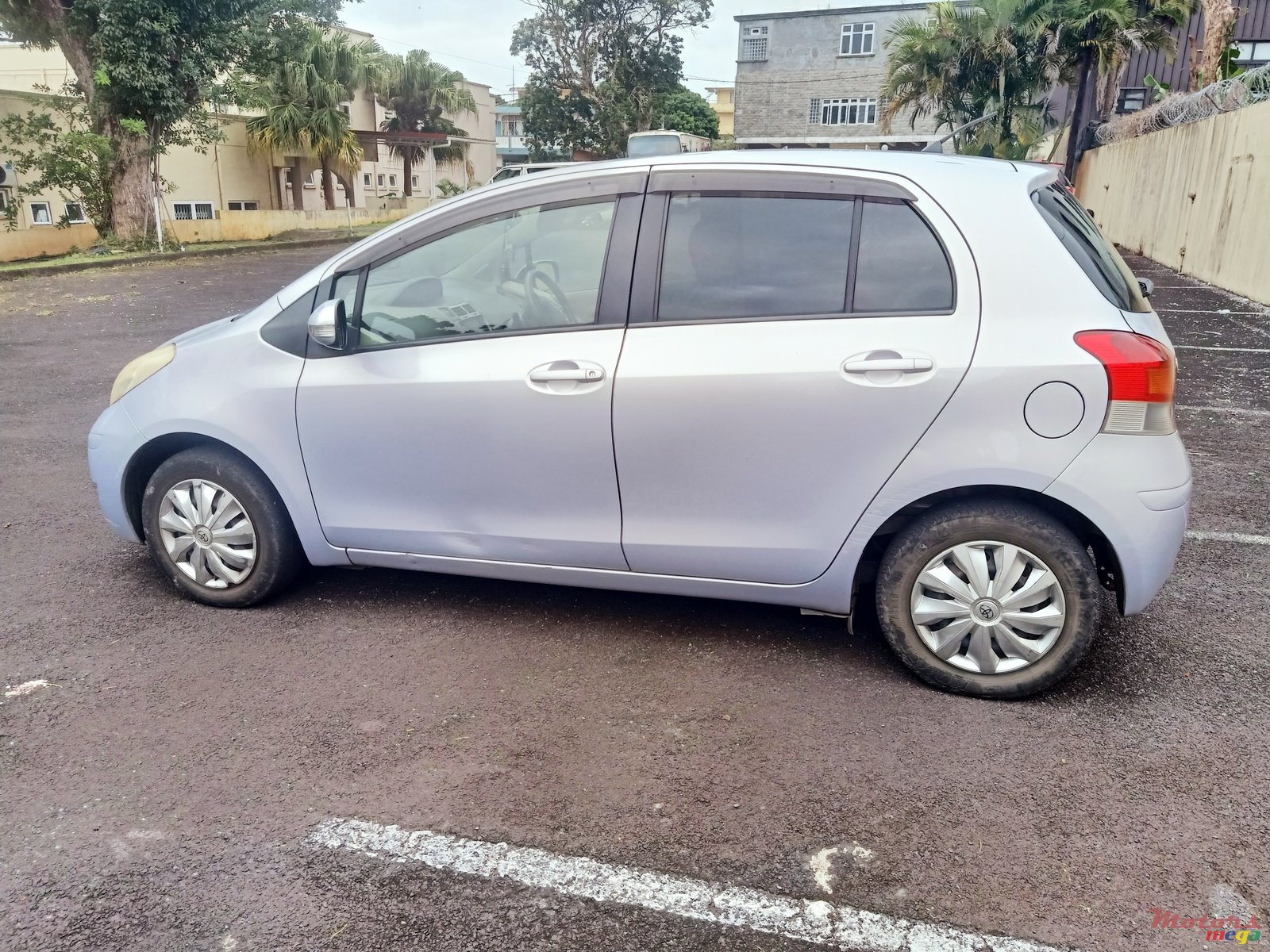 2009' Toyota Vitz photo #4