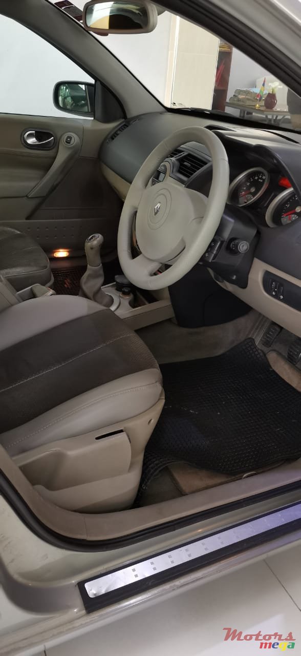 2004' Renault Megane photo #2